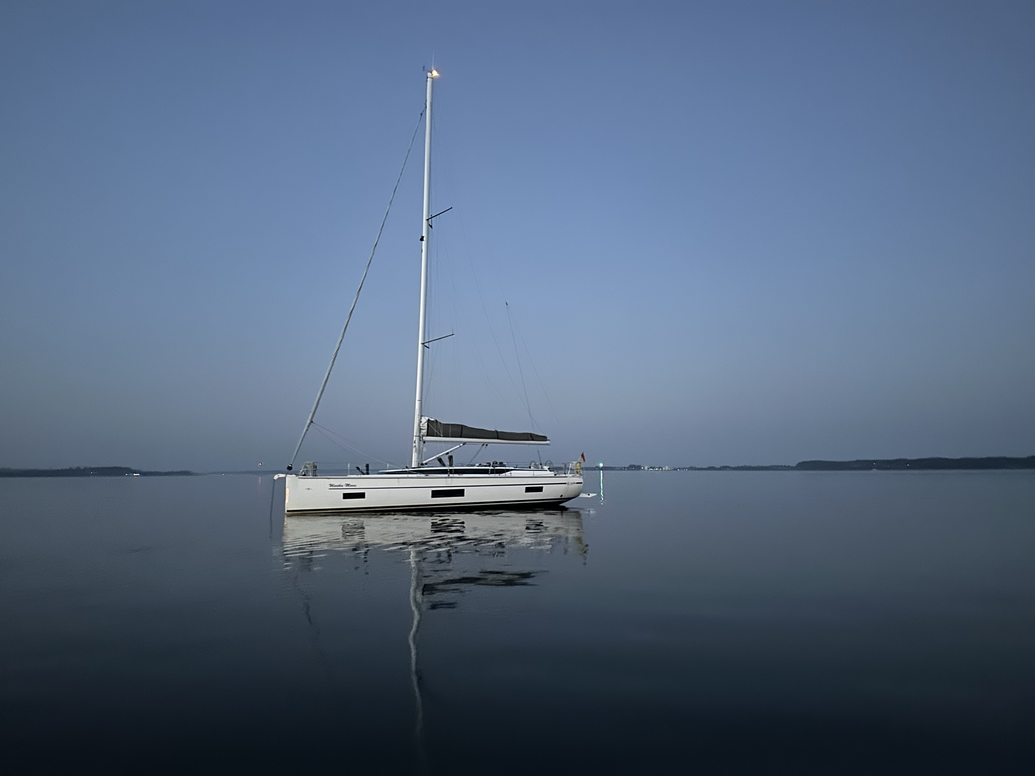 Martha-Marie vor Anker im ruhigen Abendlicht der Ostsee